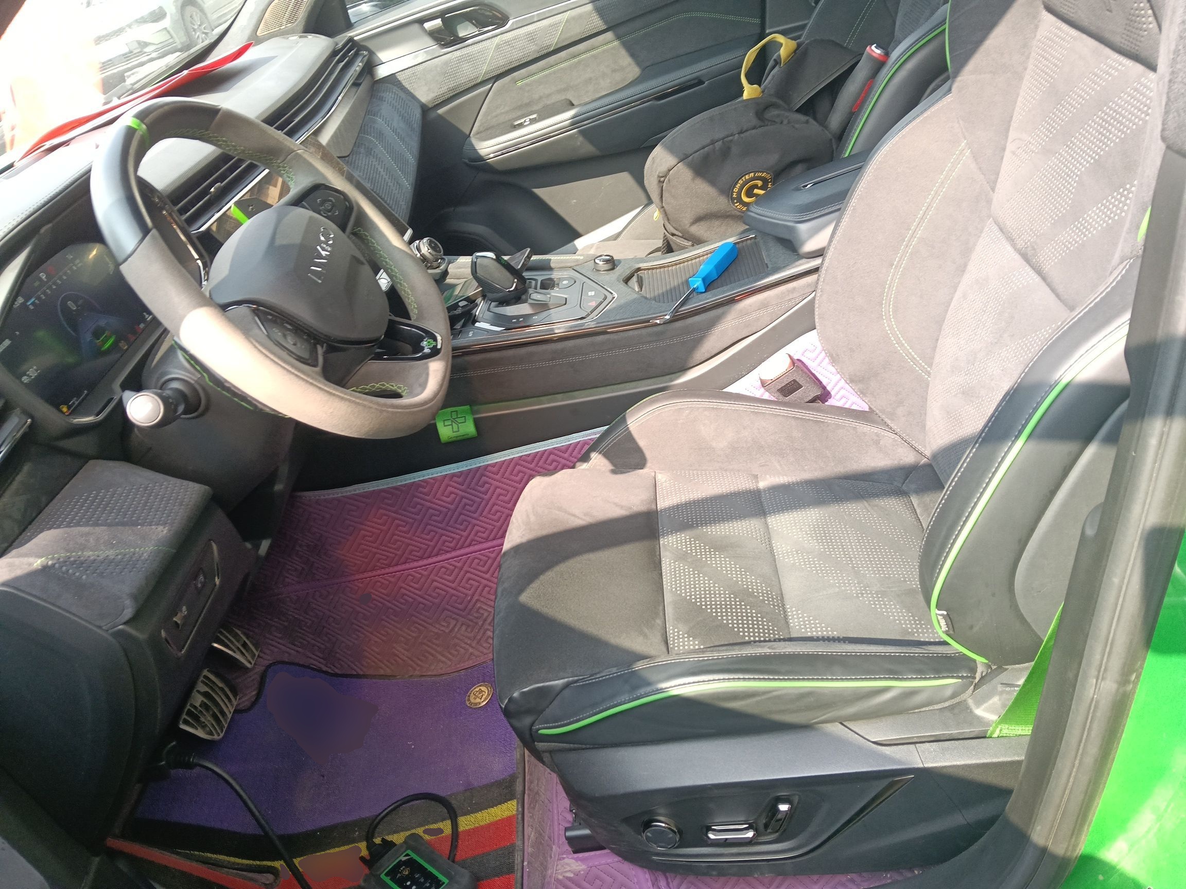 المقاعد الأمامية داخل السيارة