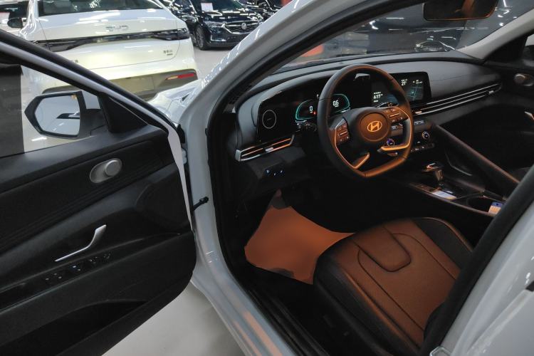 Used Hyundai Elantra 2023 1.5L CVT LUX Prestige Edition Driver Seat