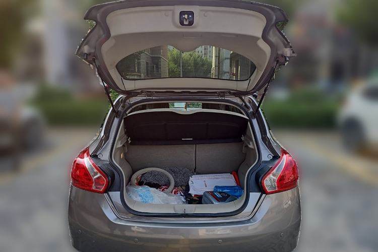 Used Nissan Tiida 2011 1.6L CVT Luxury Edition
