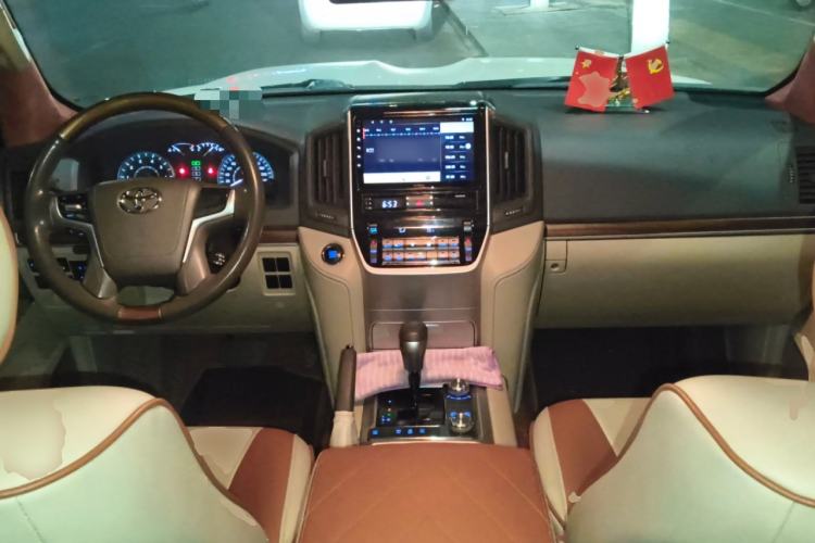 Used Toyota Land Cruiser 2015 4.6L V8 Middle East Limited Edition Center Console