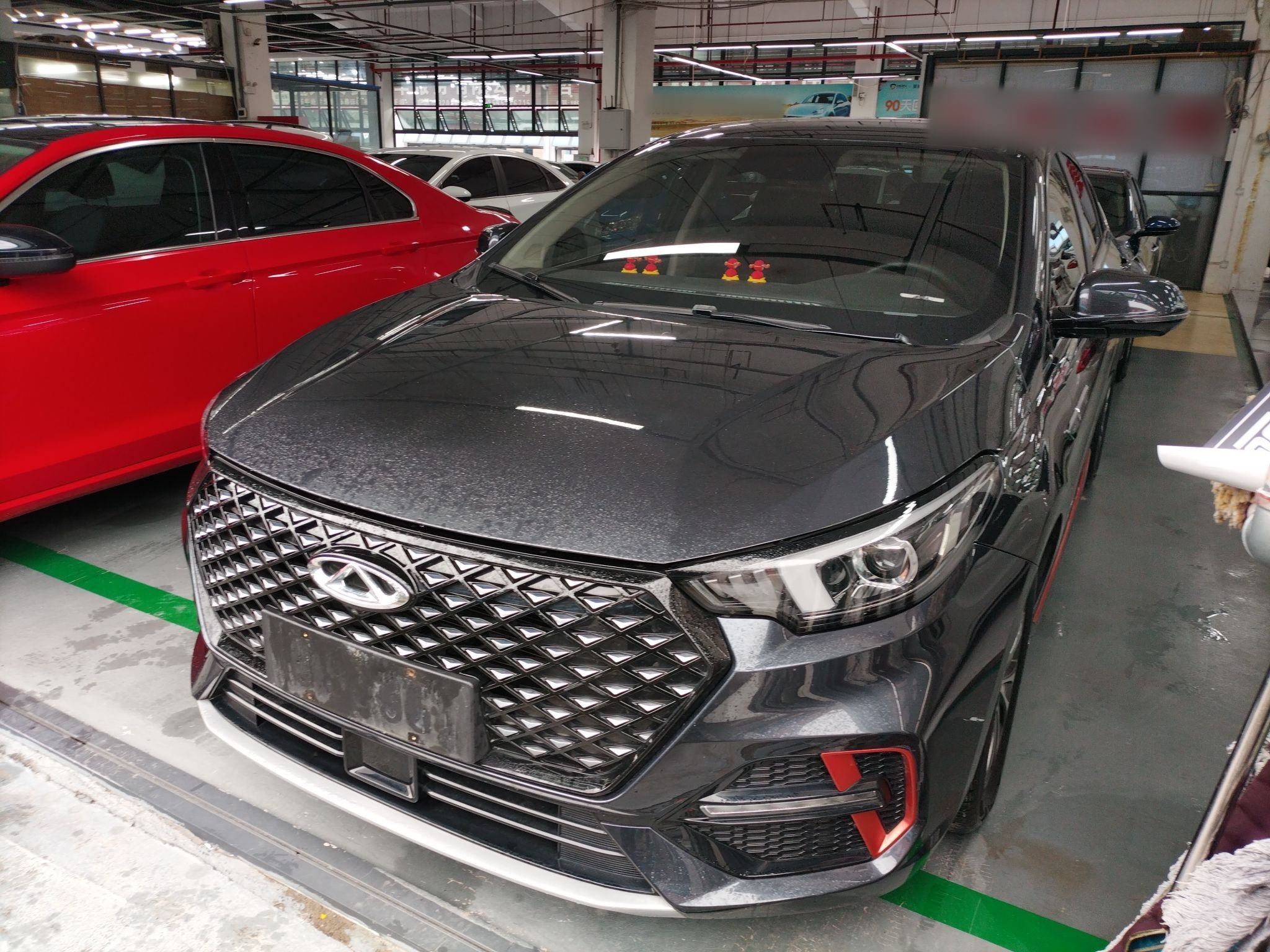 Под передней частью автомобиля