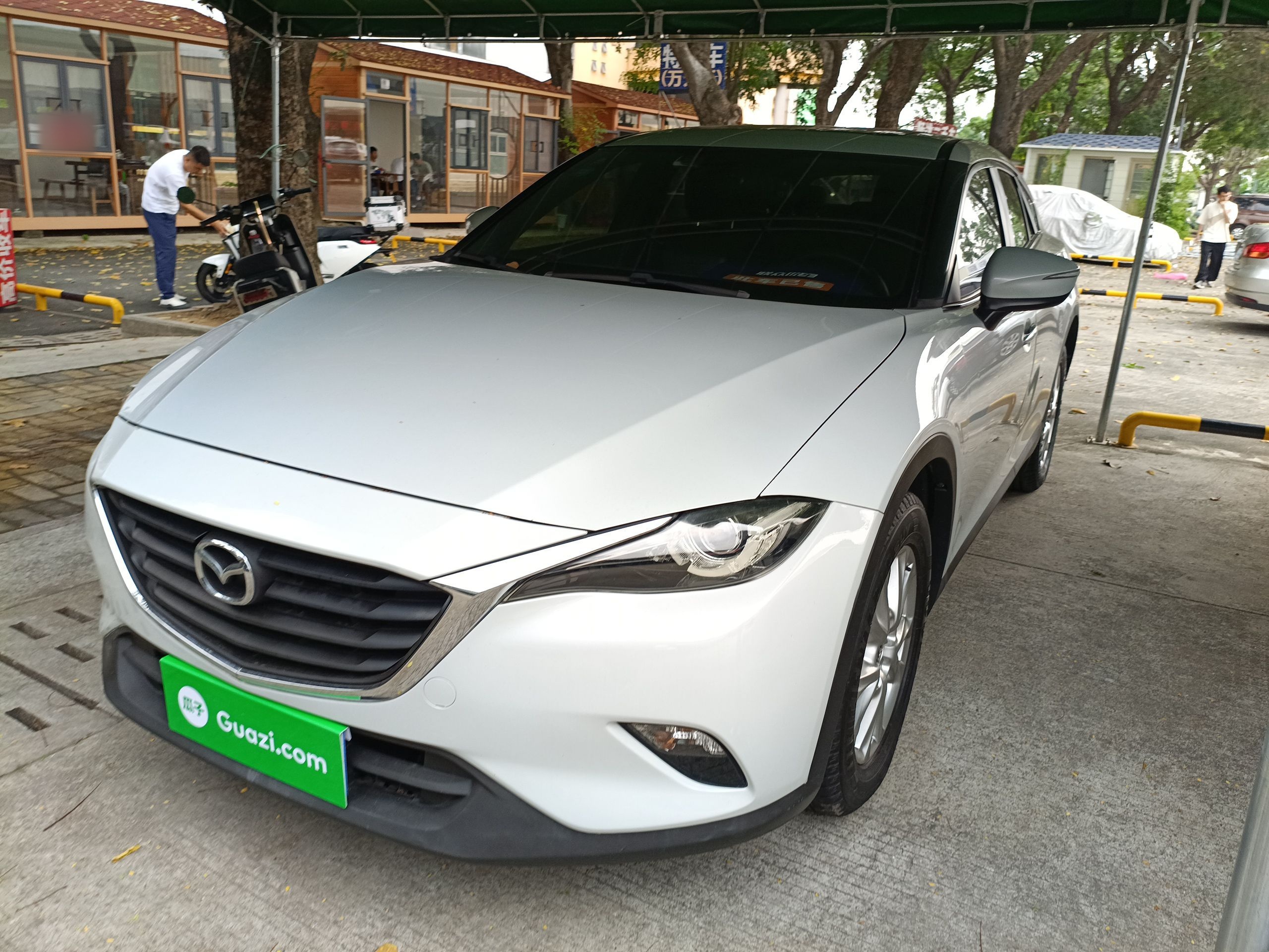 تحت مقدمة السيارة