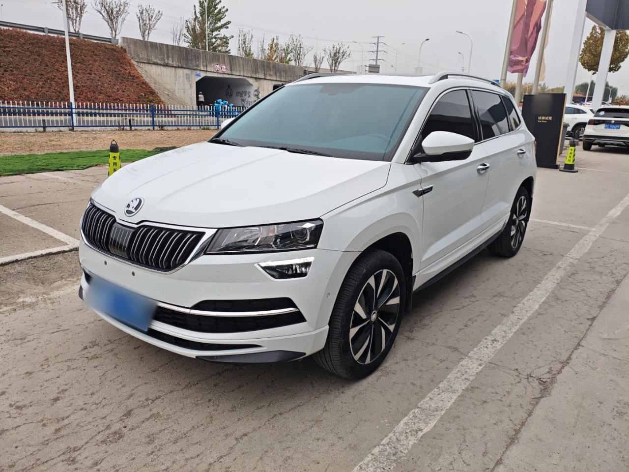 تحت مقدمة السيارة