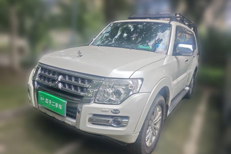 Used Mitsubishi Pajero Pajero V97 3.8L five-door GLS, sunroof, Middle East specification