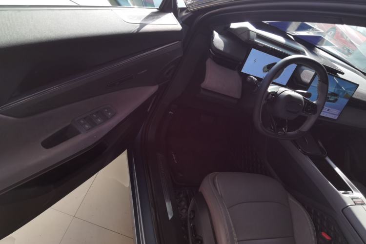 Used Lynk & Co 08 EM-P 2025 220 km All-Wheel-Drive Performance Halo
