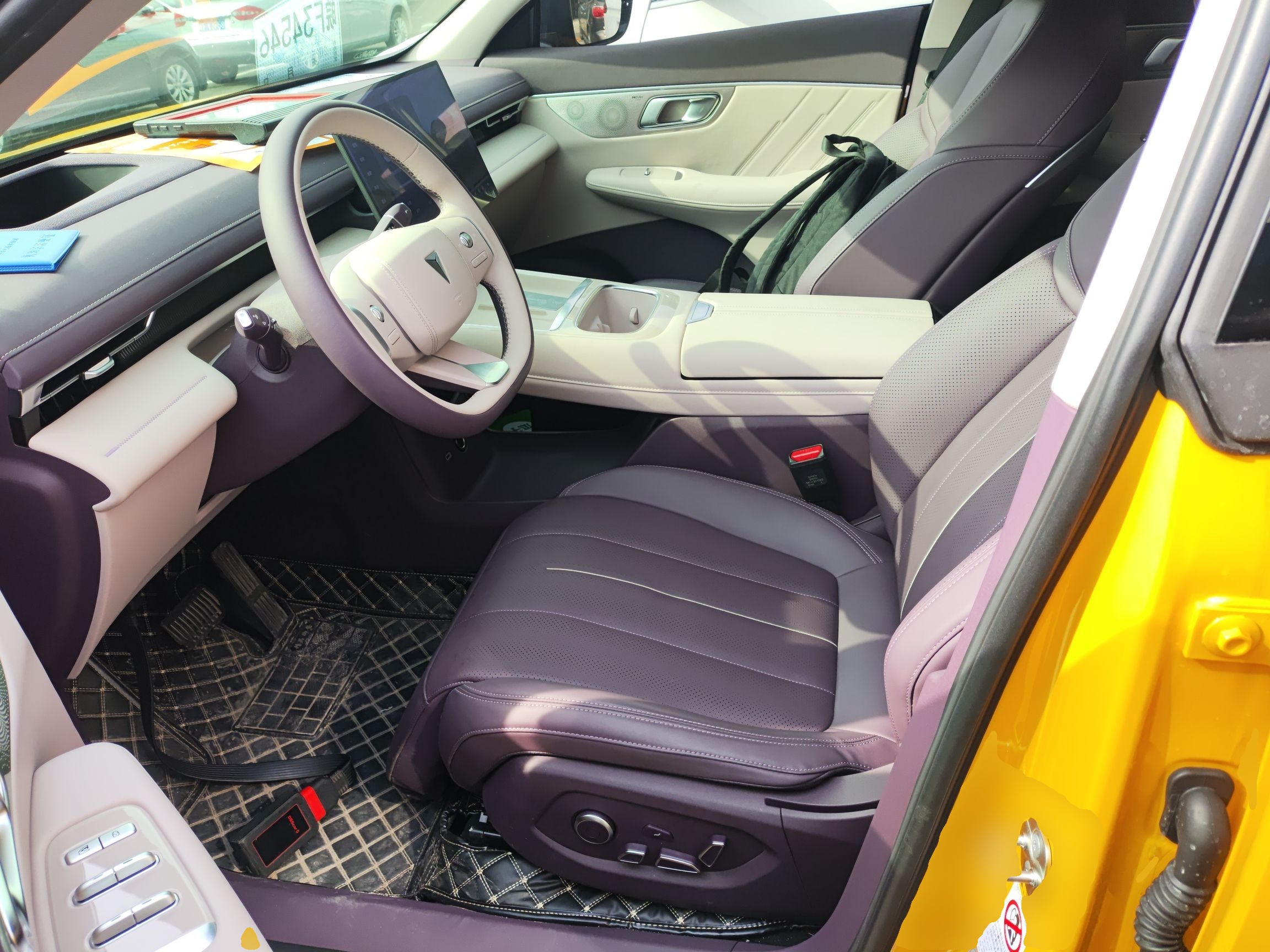 المقاعد الأمامية داخل السيارة