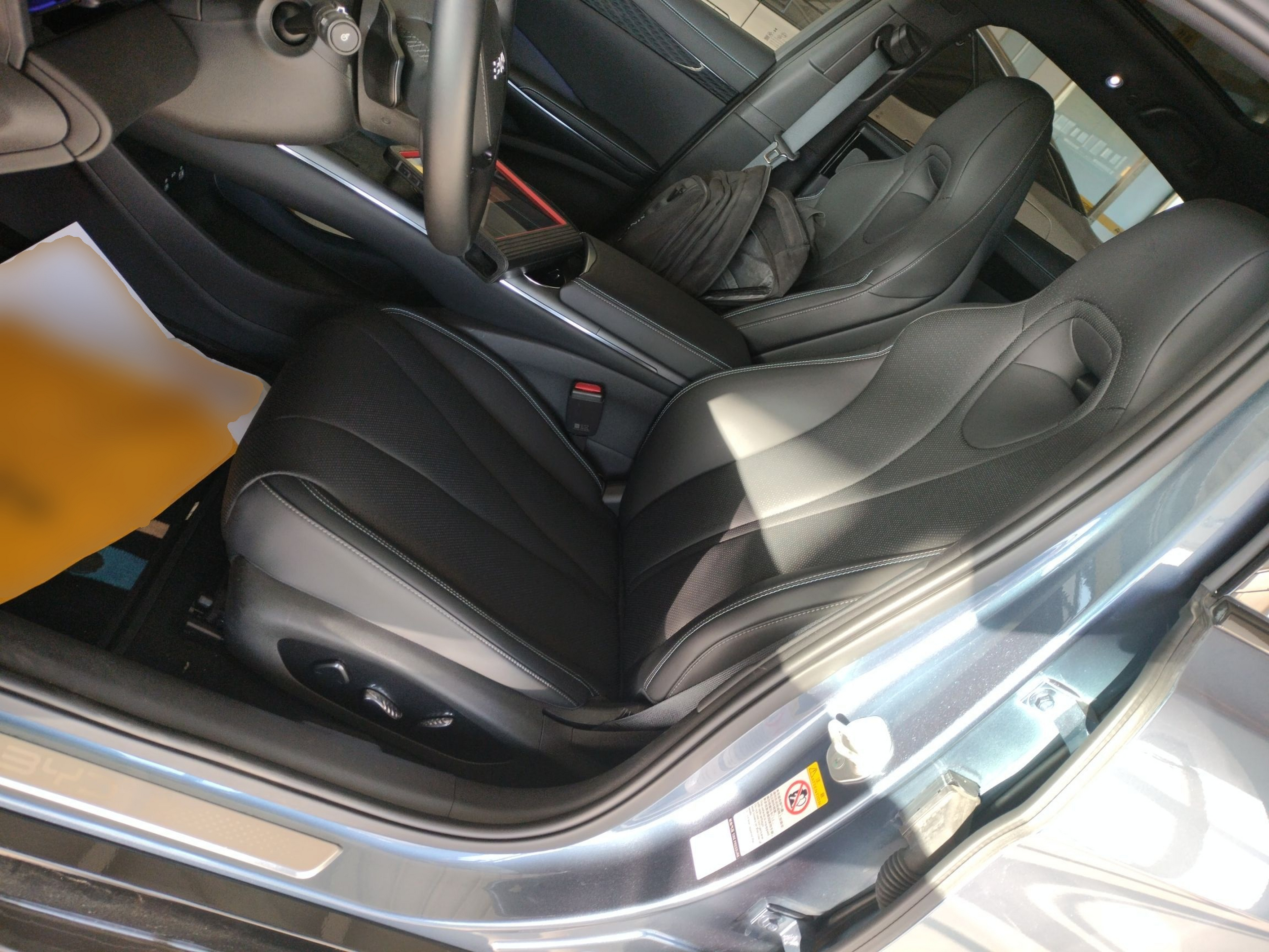 Переднее сиденье в автомобиле