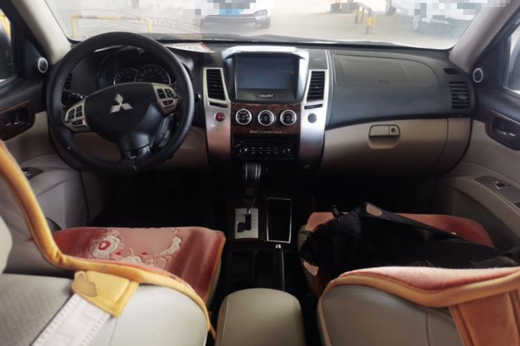 Used Mitsubishi Pajero Sport 2013 3.0L Automatic Two-Wheel Drive Luxury Edition Center Console