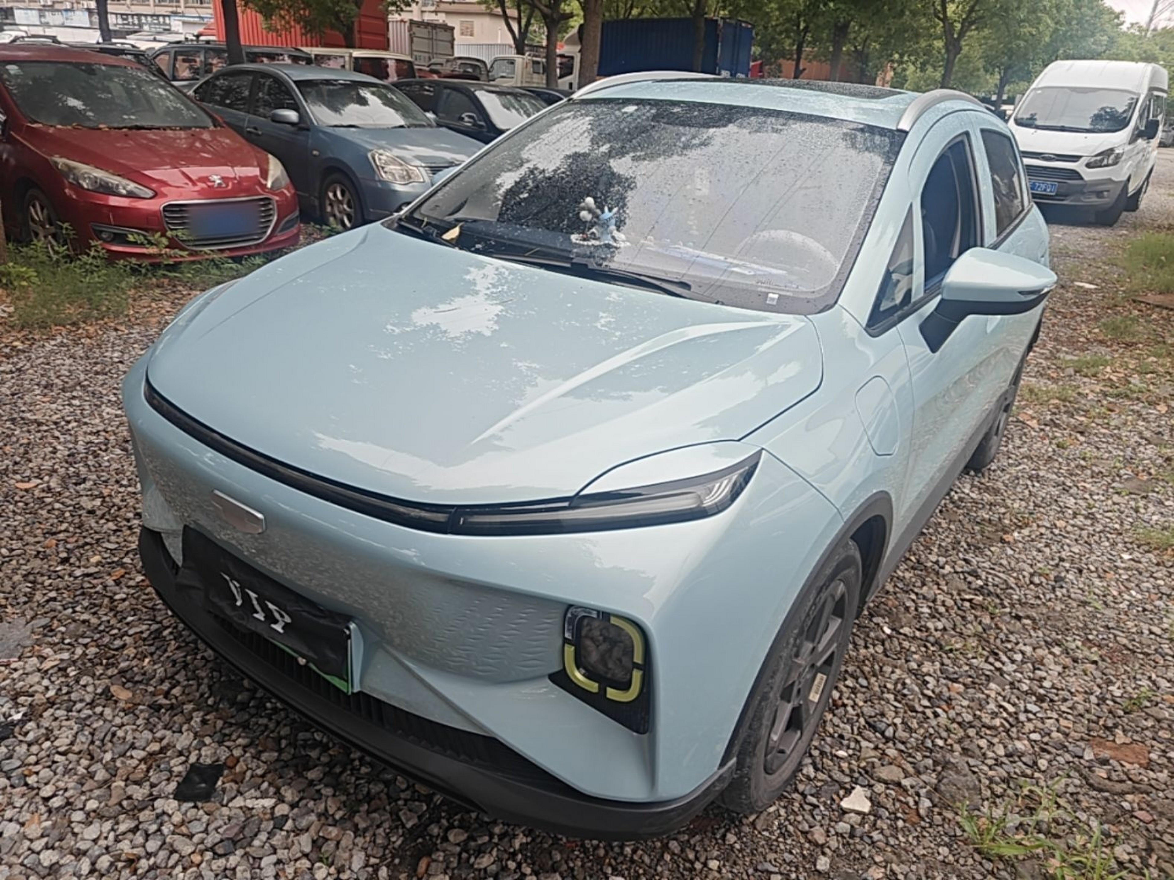 Под передней частью автомобиля