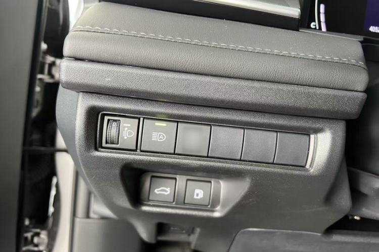 Used Toyota Camry 2026 Model Dual-Engine 2.0HSE Sport Lite Edition
