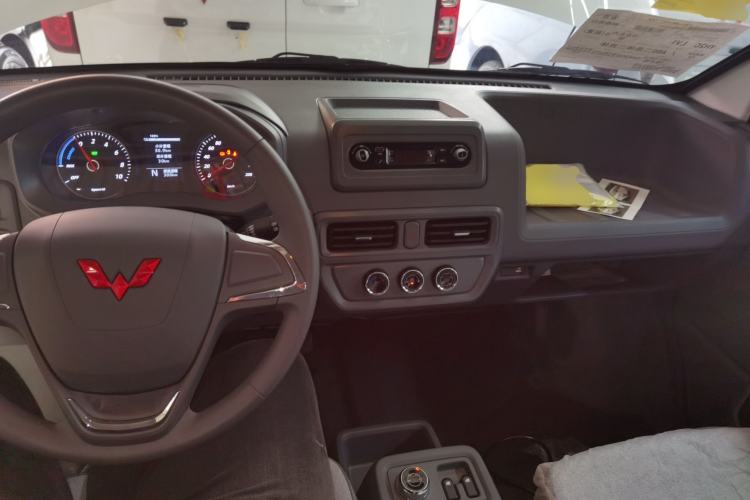 Used Wuling Yangguang 2024 300KM Comfort Version Passenger Van 75kW Center Console