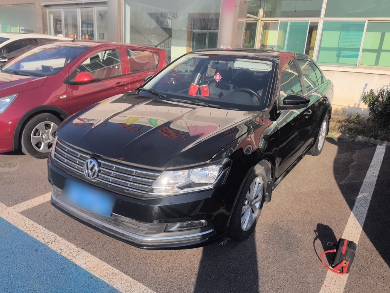 Под передней частью автомобиля