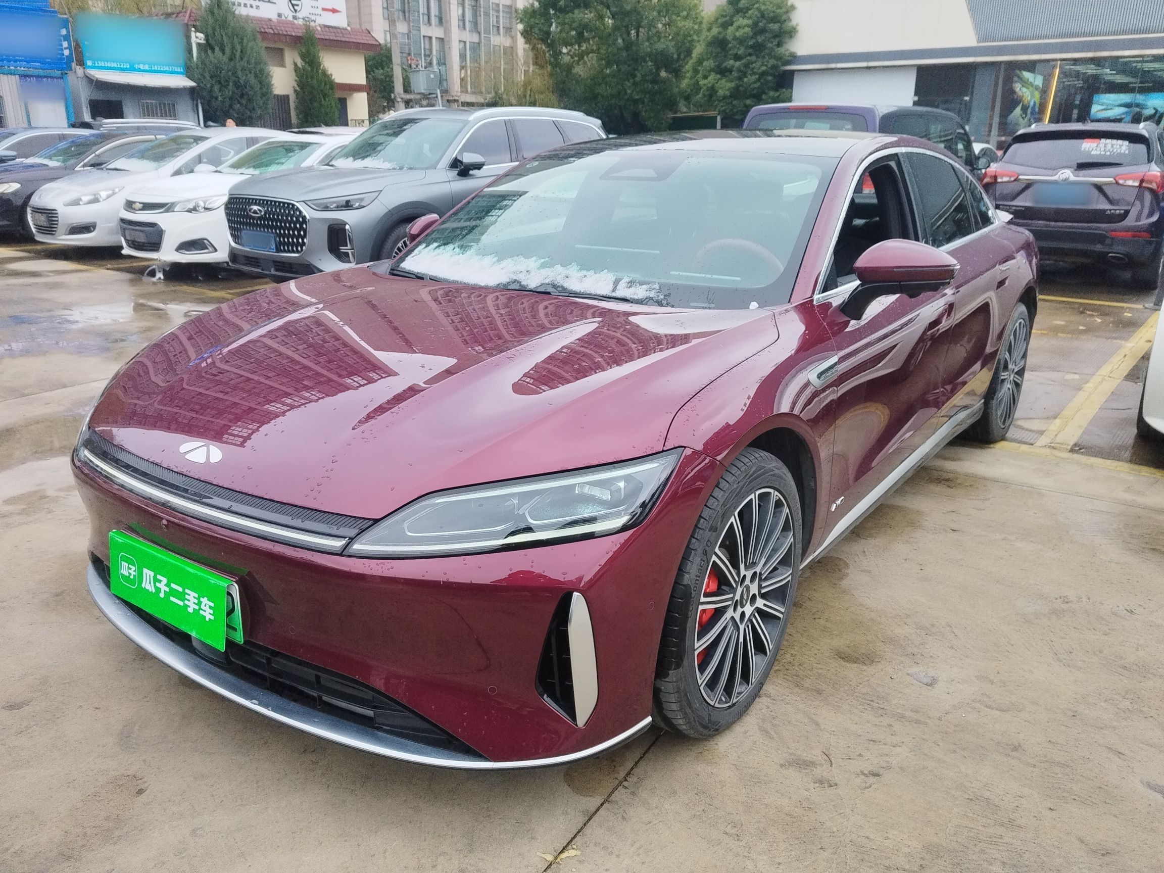 تحت مقدمة السيارة