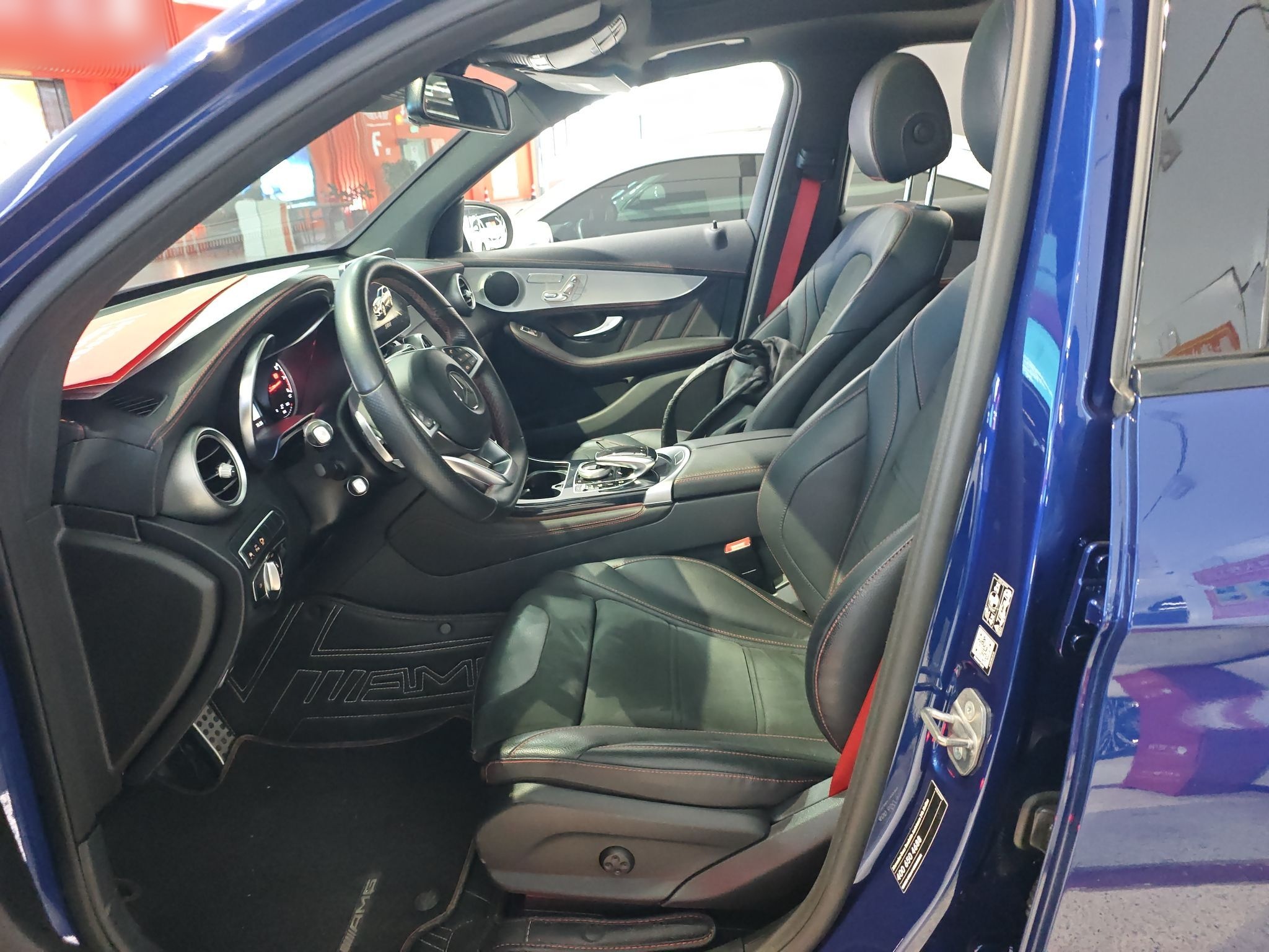 المقاعد الأمامية داخل السيارة