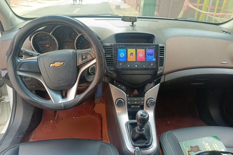 Used Chevrolet Cruze 2013 Hatchback 1.6L Manual Luxury Model Center Console