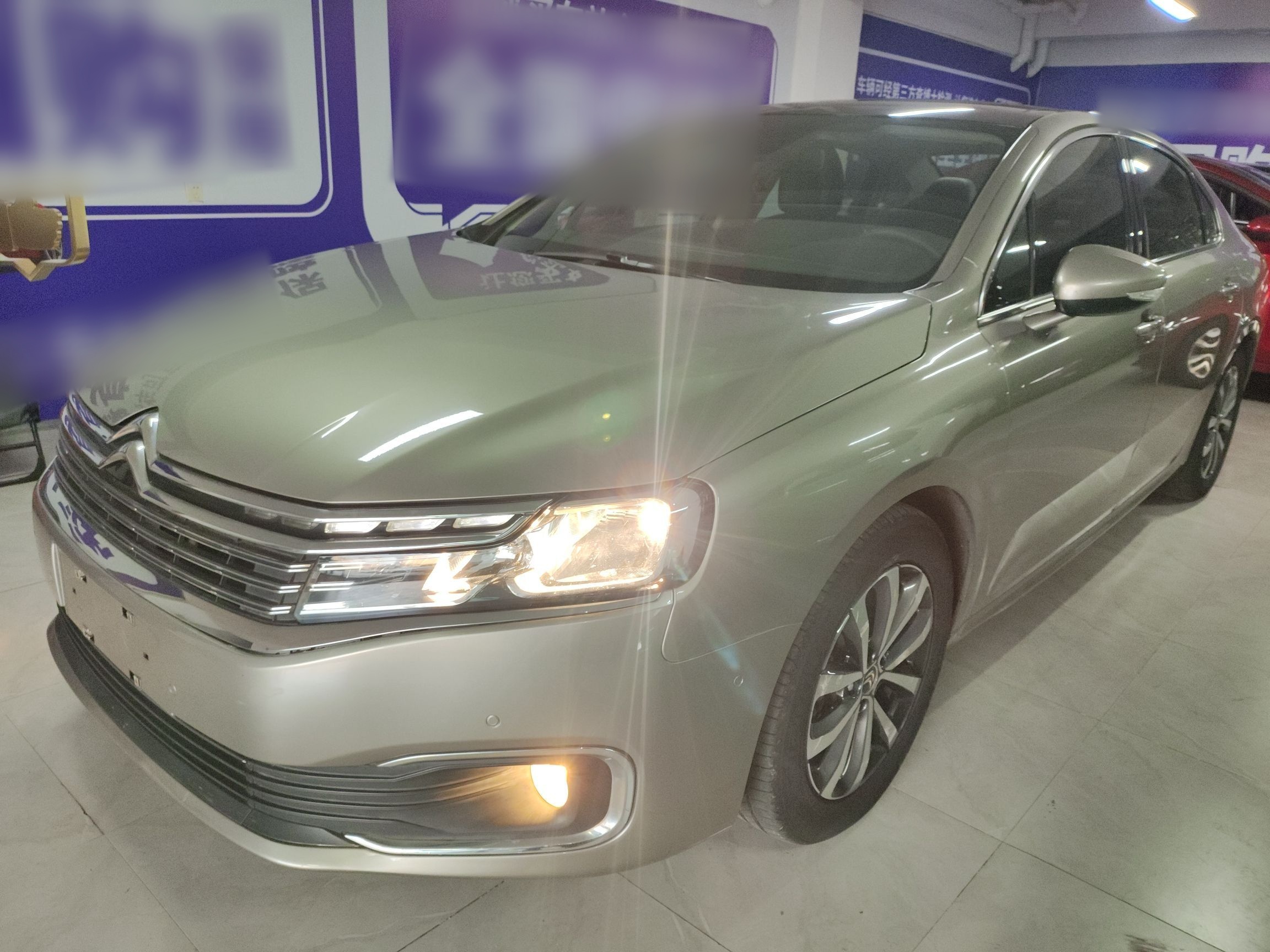 تحت مقدمة السيارة