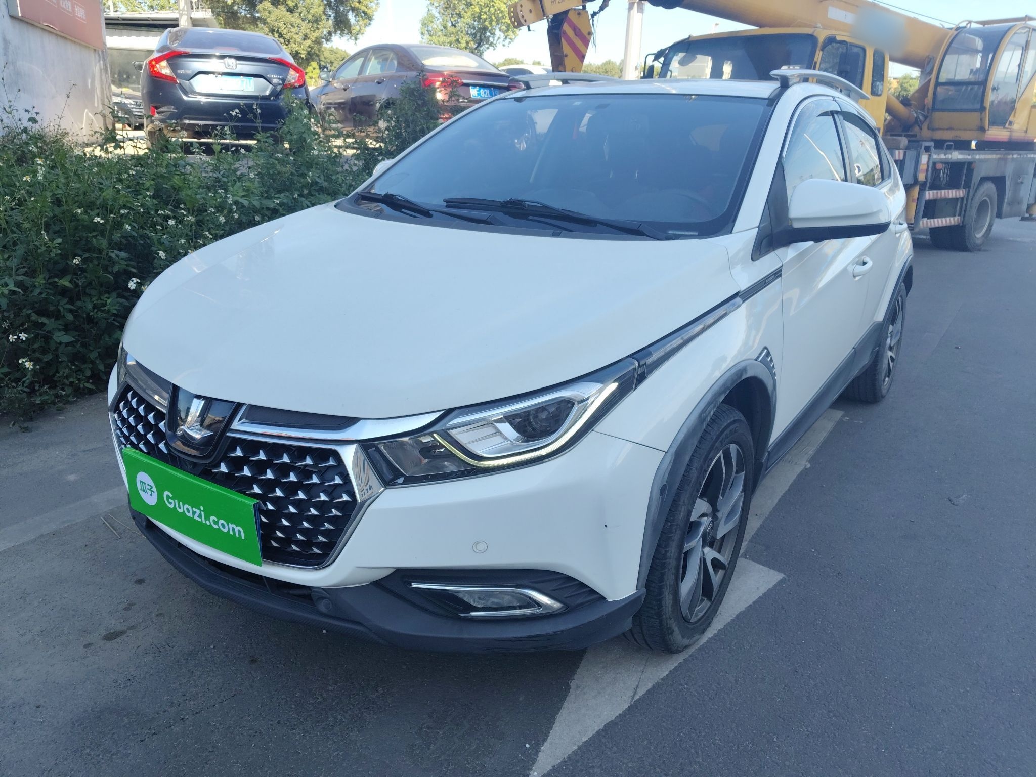 تحت مقدمة السيارة