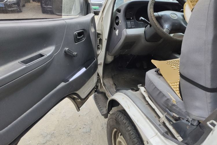 Used Jinbei Hiace 2018 2.0L Fifth-Generation Box Truck Standard Roof 2 Seats 4G19