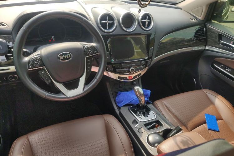 Used BYD S7 2016 2.0T Automatic Prestige Edition Center Console