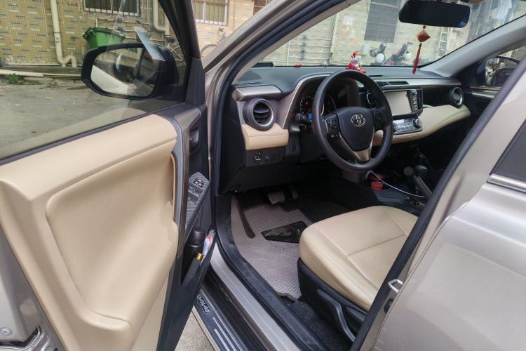 Used Toyota RAV4 2015 2.0L CVT Two-Wheel Drive Fashion Edition Driver Seat