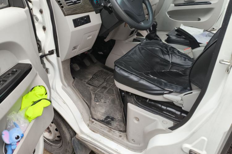 Used Jinbei New Hiace X30L CNG 2023 70L CNG Wealth Edition 6/7-seater Bus Non-Air-Conditioned Model SWCC15M