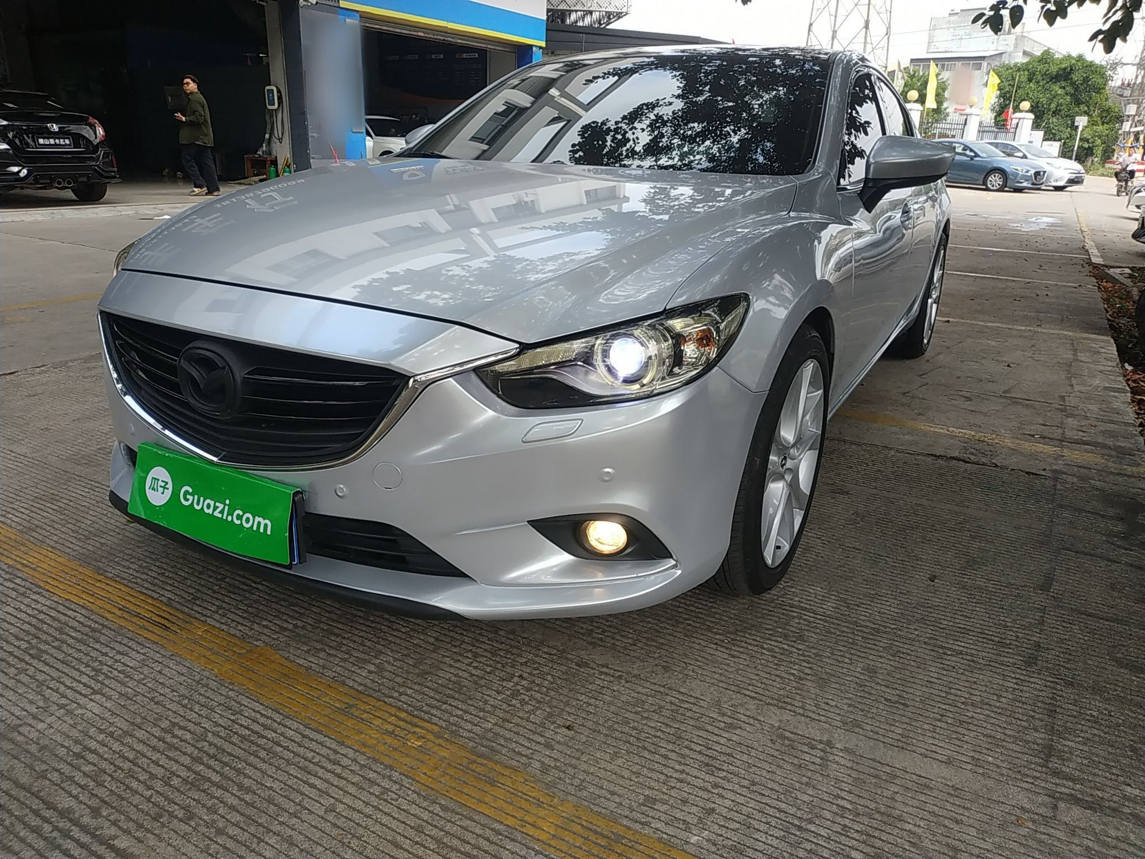 Под передней частью автомобиля