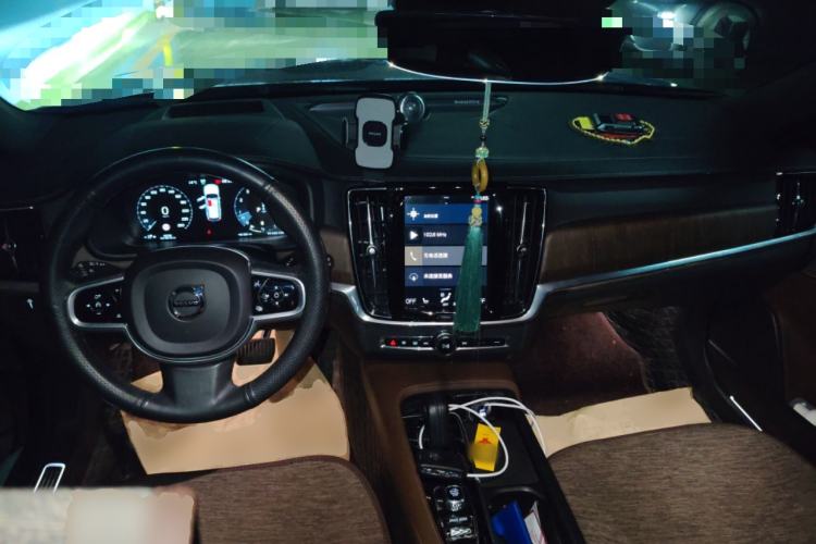 Used Volvo V90 2021 Cross Country B5 AWD Prestige Edition Center Console