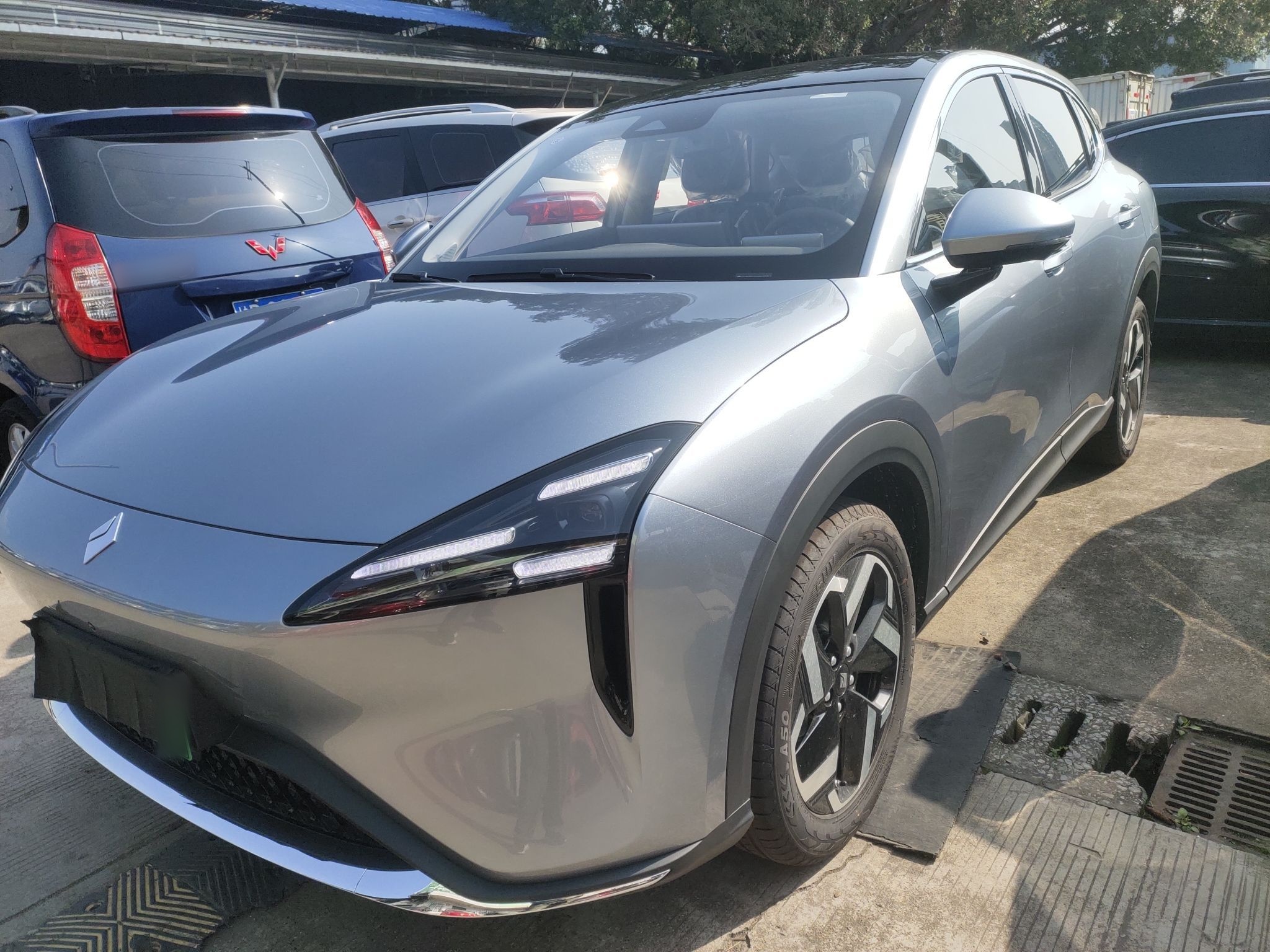 Под передней частью автомобиля