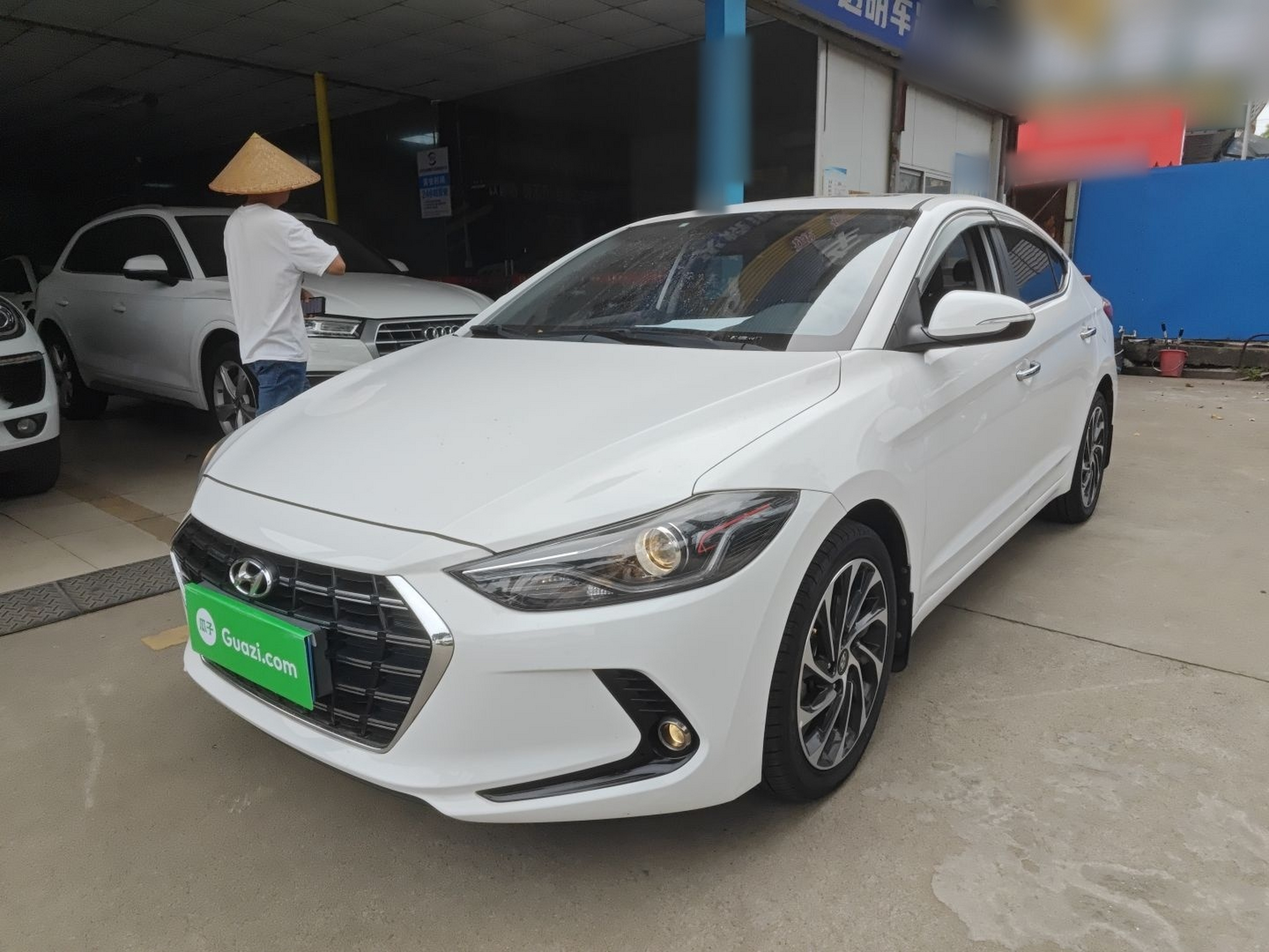 تحت مقدمة السيارة