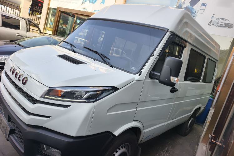 Used Iveco Daily 2023 2.5T A35M1 Short Wheelbase Low-Roof Single-Tire Side-Sliding Door 5-9 Seater