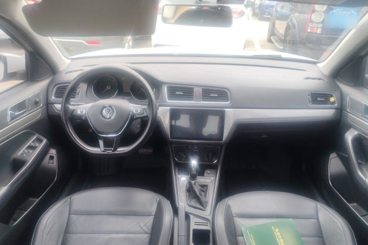 Used Volkswagen Lavida 2013 Revised Version 1.6L Automatic Luxury Edition Center Console