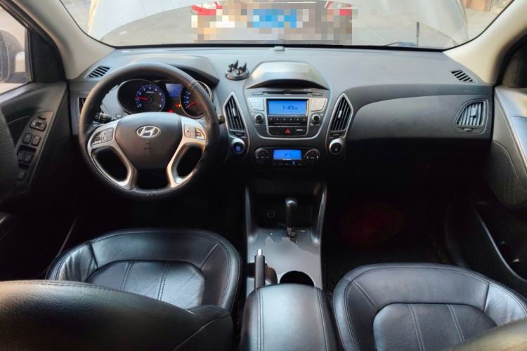 Used Hyundai ix35 2010 2.0L Automatic Two-Wheel Drive Elite Edition GLS Center Console