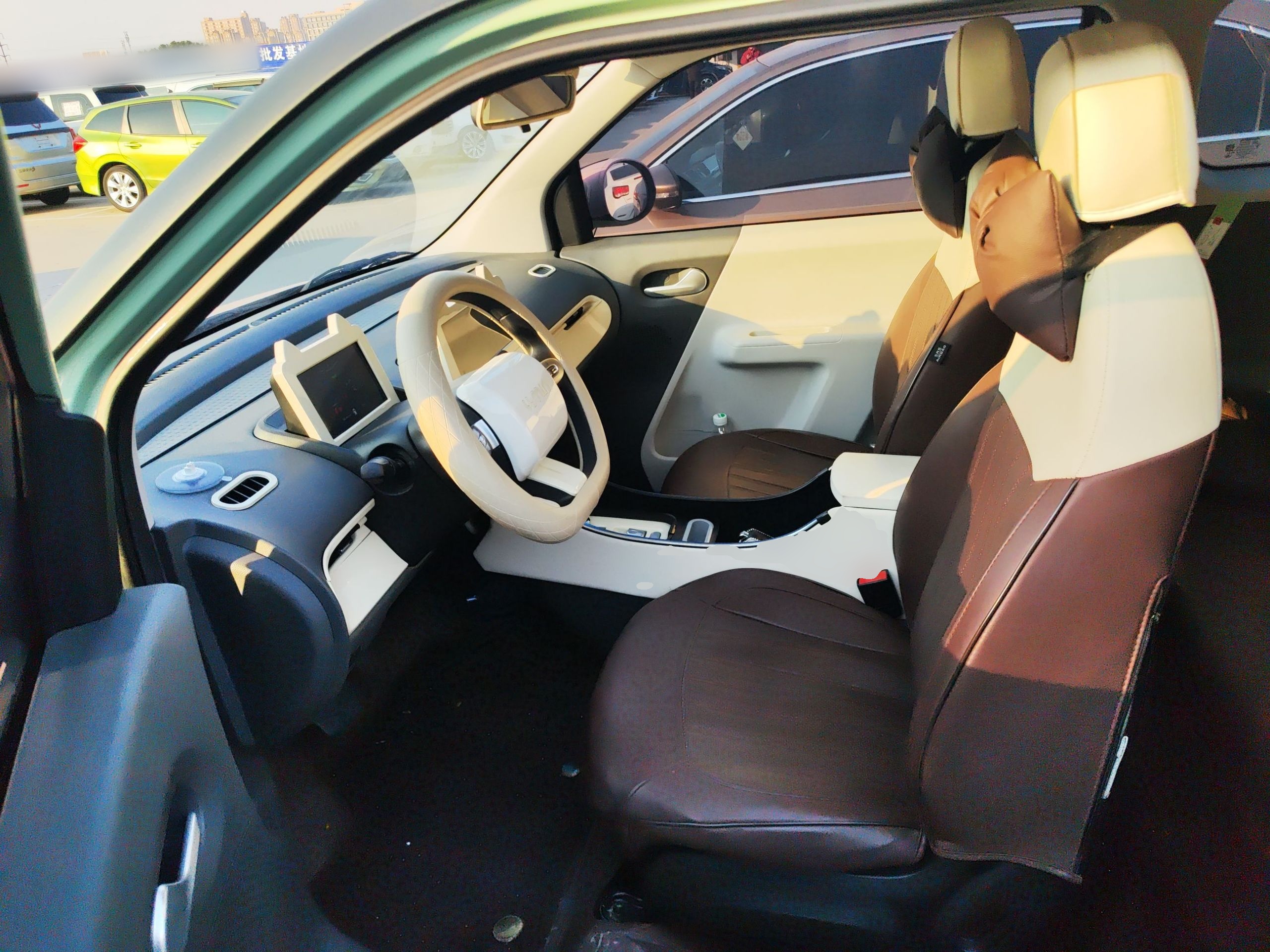 المقاعد الأمامية داخل السيارة