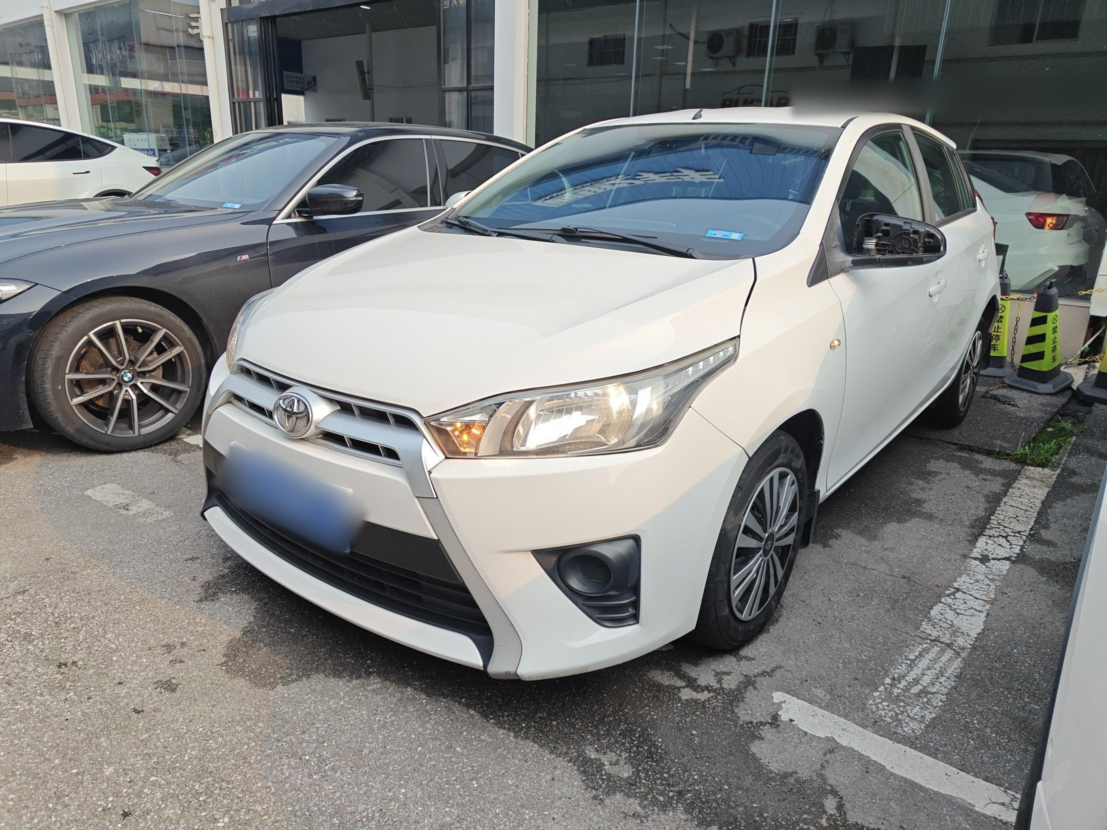 تحت مقدمة السيارة