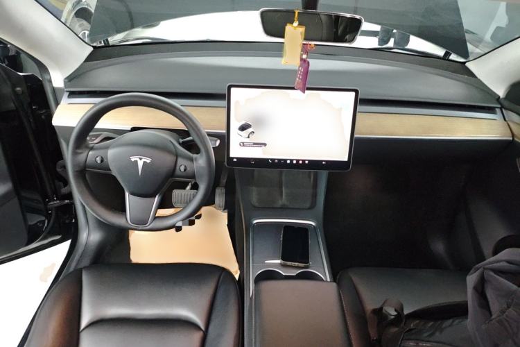 Used Tesla Model Y 2021 Standard Range Rear-Wheel Drive Version Center Console