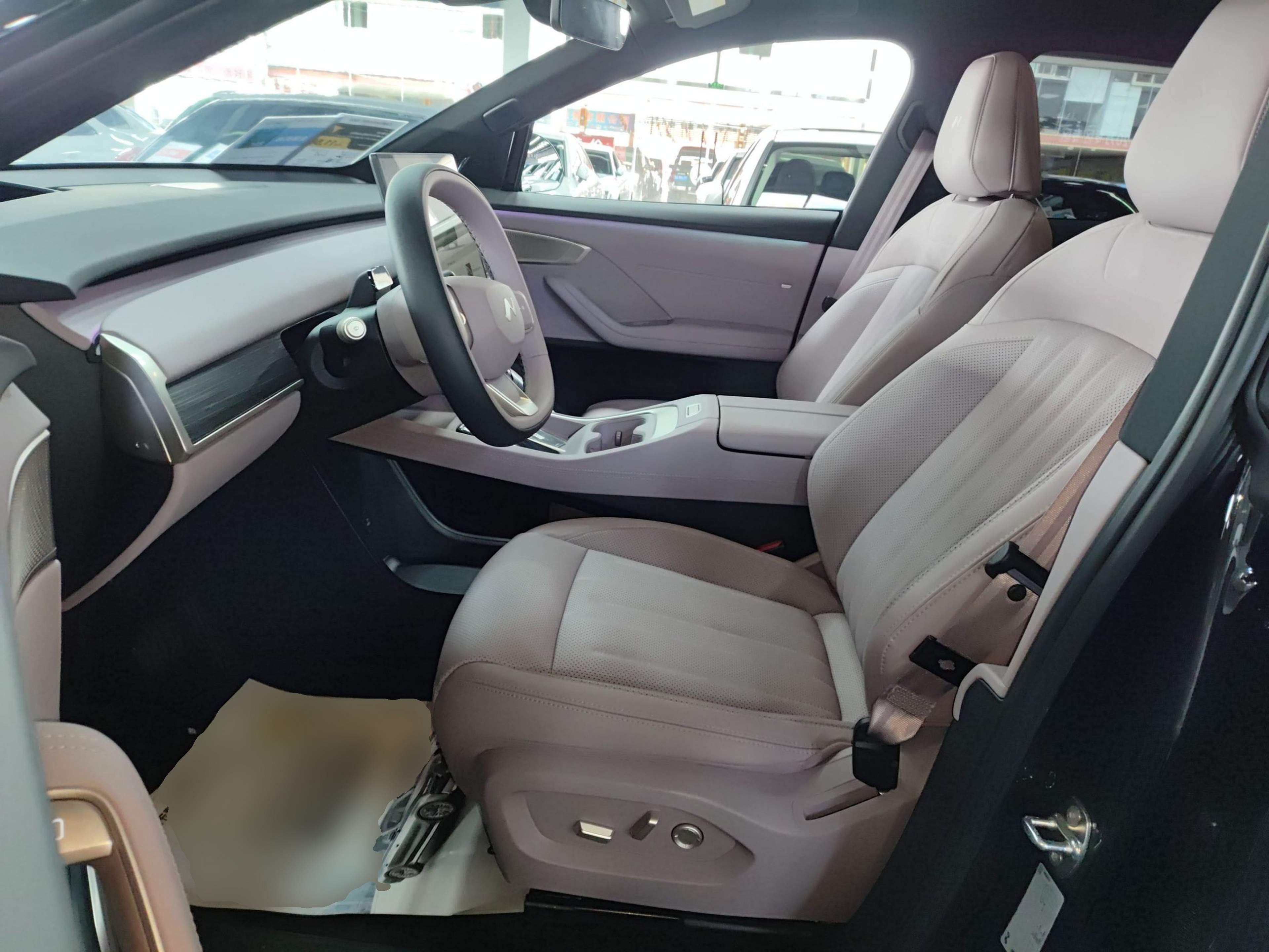 المقاعد الأمامية داخل السيارة