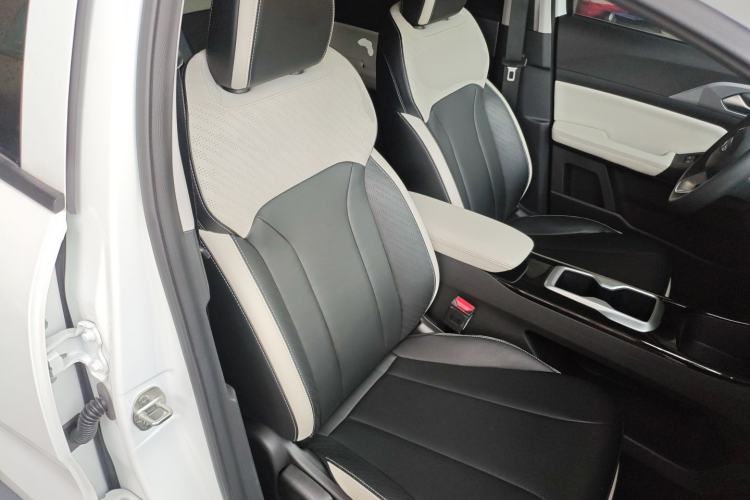 Used Geometry E Firefly 2024 301km Starlight Right Front Seat