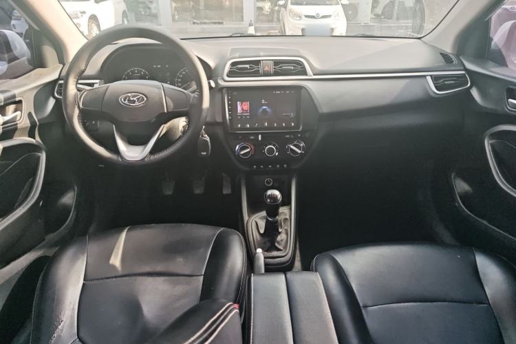 Used Hyundai Verna (older generation) 2017 1.4L Manual Refreshed Version China VI Standard Center Console