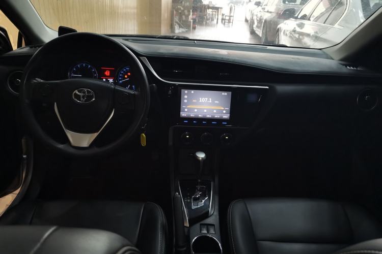 Used Toyota Corolla 2017 Revised Version 1.2T S-CVT GL-i Center Console
