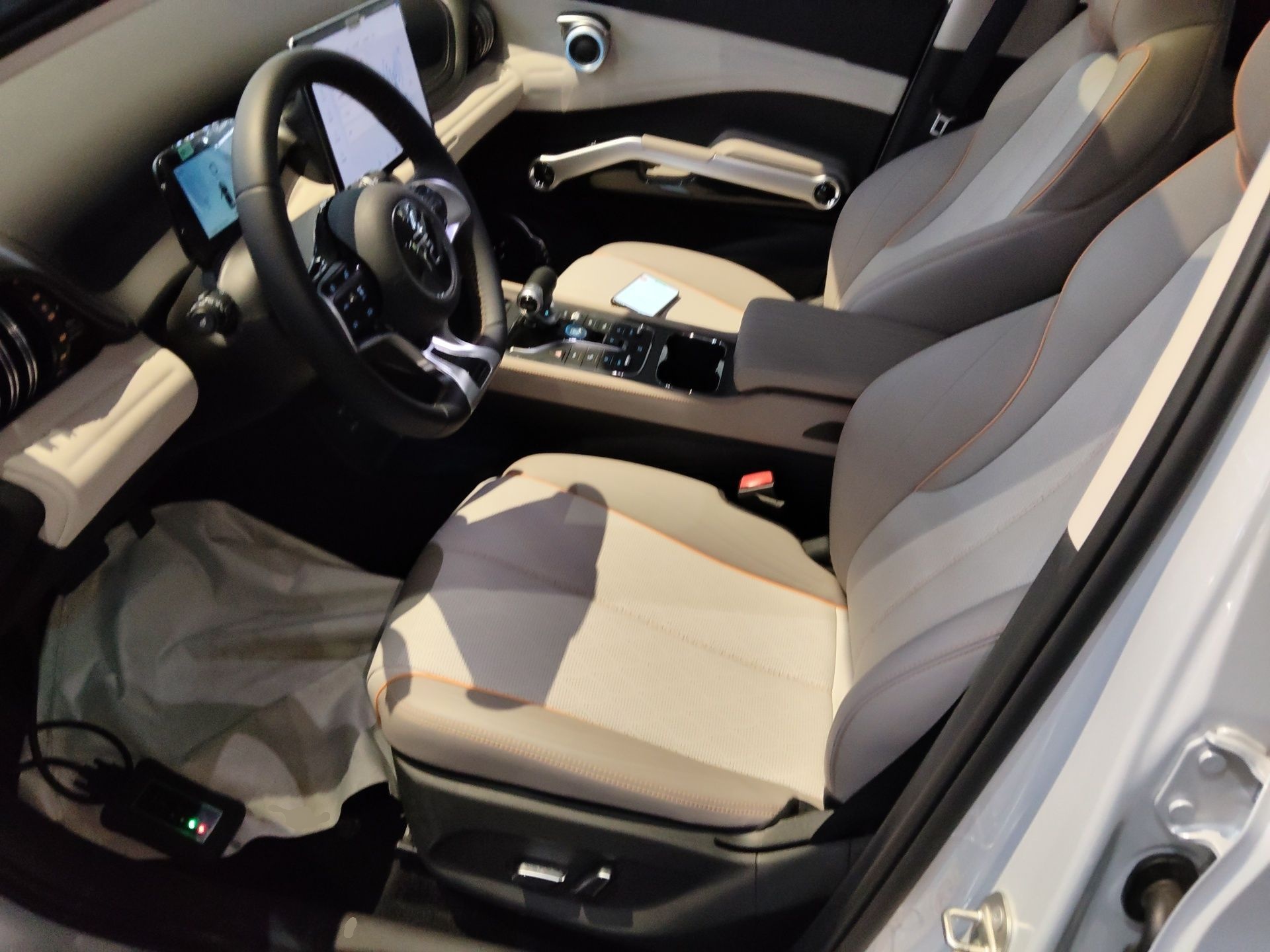 المقاعد الأمامية داخل السيارة