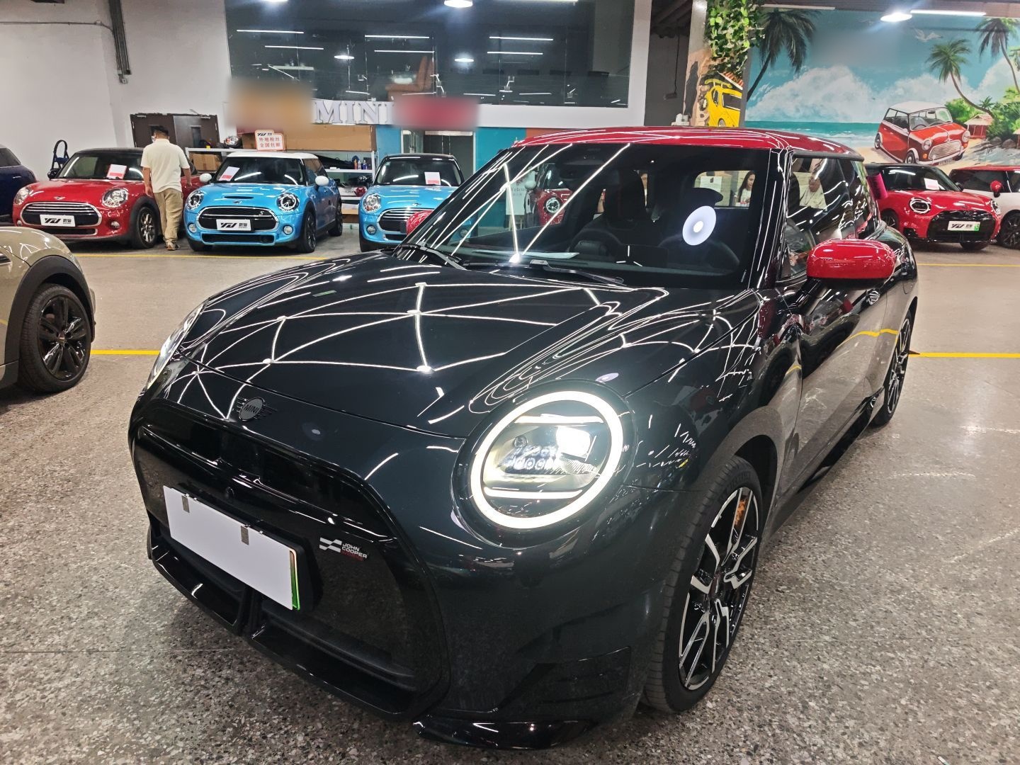 تحت مقدمة السيارة