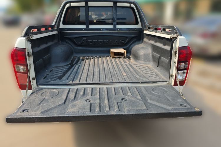 Used Isuzu D-MAX 2015 2.5T Two-Wheel Drive Automatic High-Performance Elite Version 4JK1
