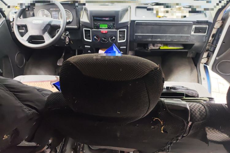 Used Iveco Daily 2020 2.5T A35 Passenger Van with Dual Tires Mid-Roof Design 5-9 Seater Side-Sliding Door China V Emission Standard
