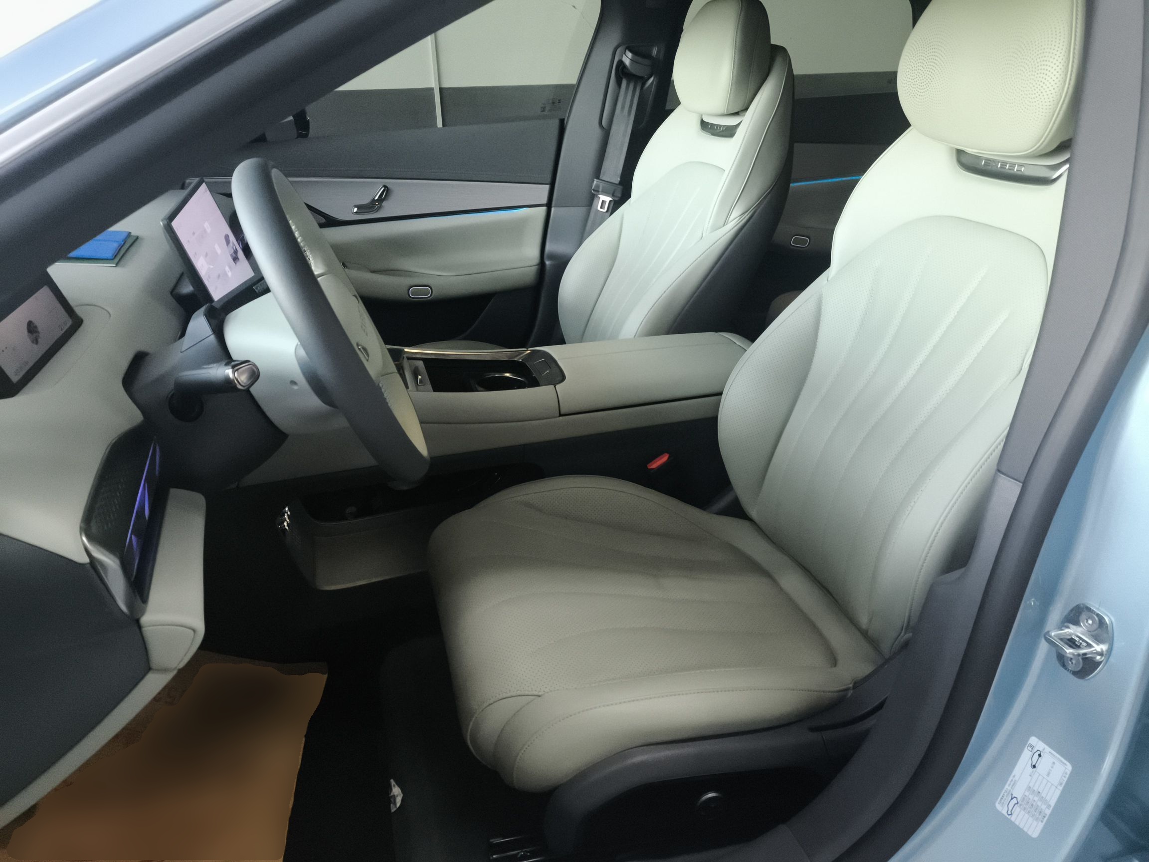 المقاعد الأمامية داخل السيارة