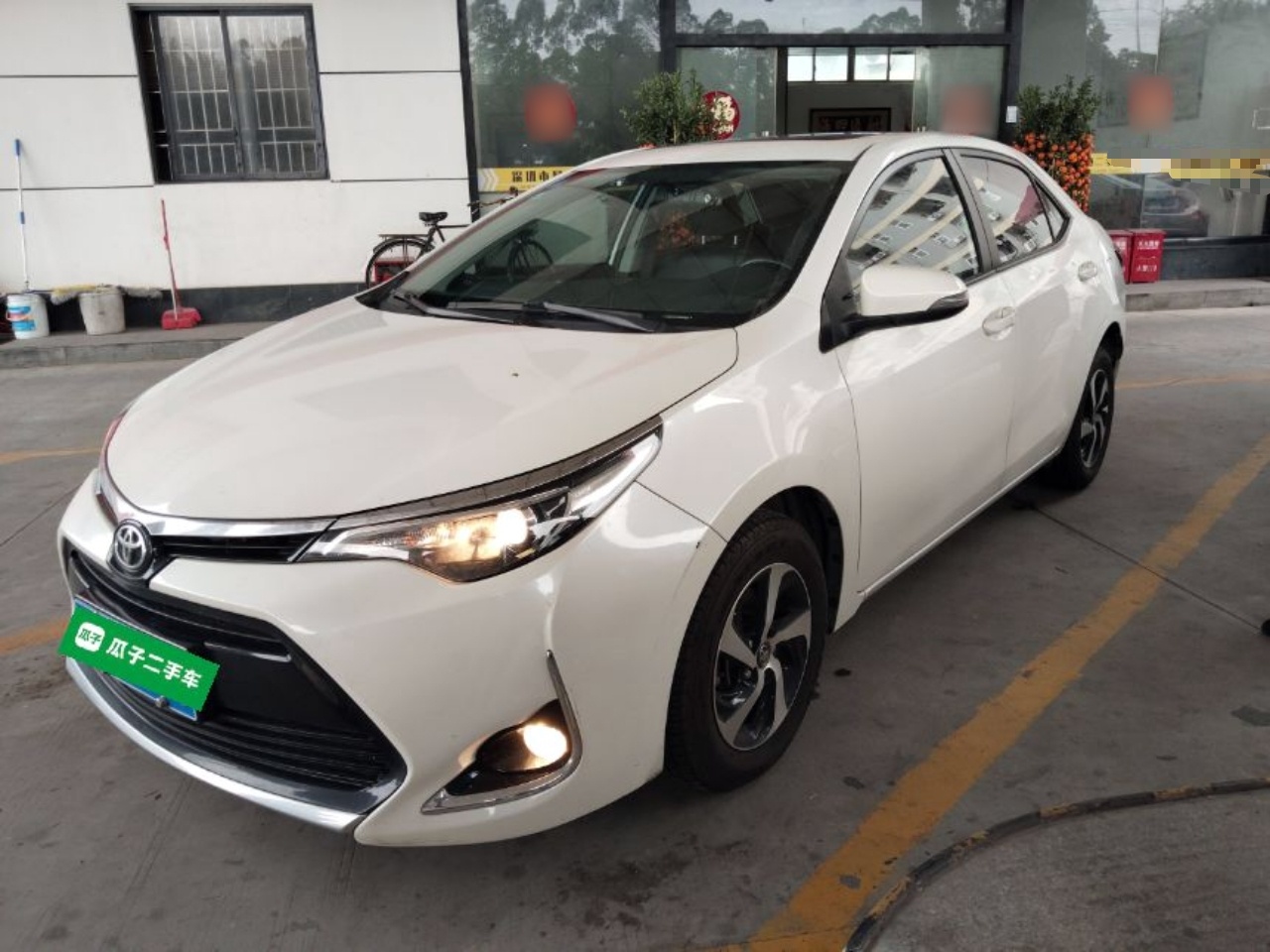 Под передней частью автомобиля