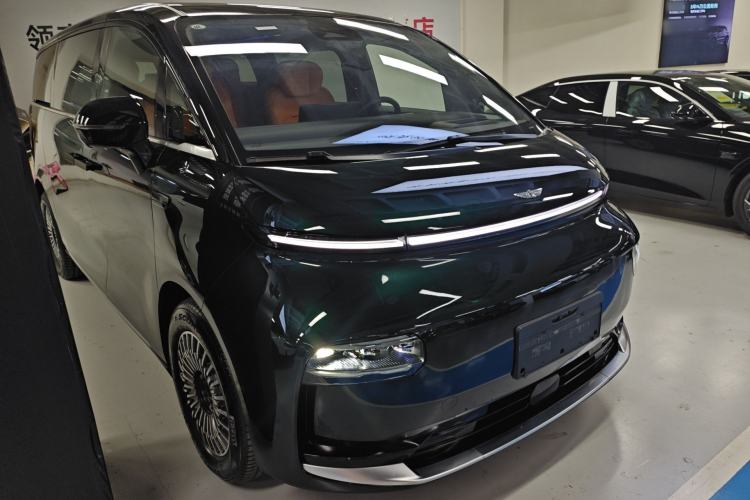 Used Geely Galaxy LEVC L380 2024 140-Degree 6-Seater All-Wheel-Drive Ultra Front Right 45 Deg