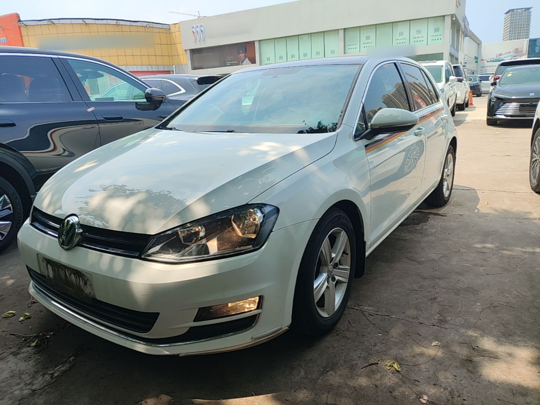 Под передней частью автомобиля