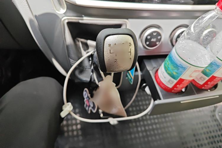 Used SAIC MAXUS Xintu V80 2021 2.0T Manual Classic City Delivery King Short Wheelbase Mid-Roof Design 3 Seats
