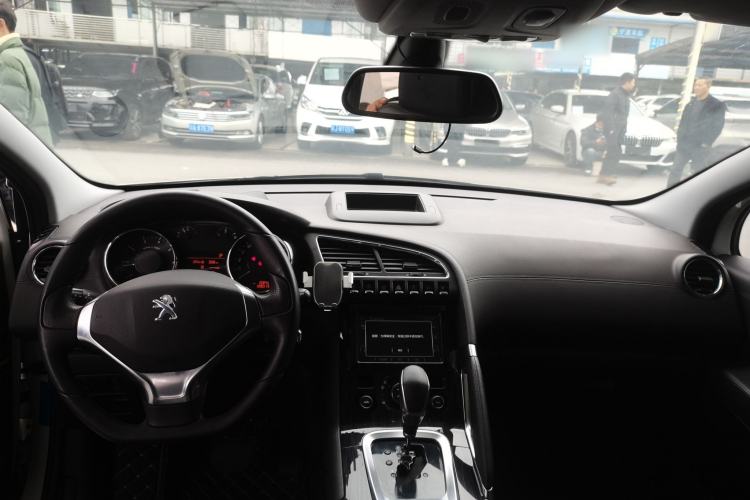 Used Peugeot 3008 2015 1.6THP Automatic Prestige Edition Center Console