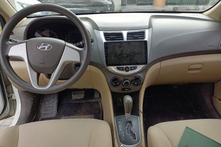 Used Hyundai Verna (older generation) 2010 Sedan 1.4L Automatic Fashionable GT Model Center Console